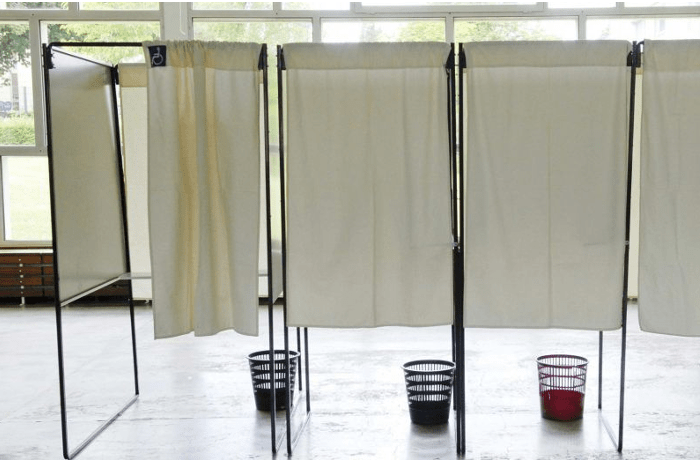 Un bureau de vote vide : l'engagement citoyen se répand dans la société, mais les élections réunissent moins de votants. Le développement des budgets participatifs est souhaitable.