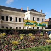 Le Budget participatif d'Angers 2019 est annoncé devant la mairie.