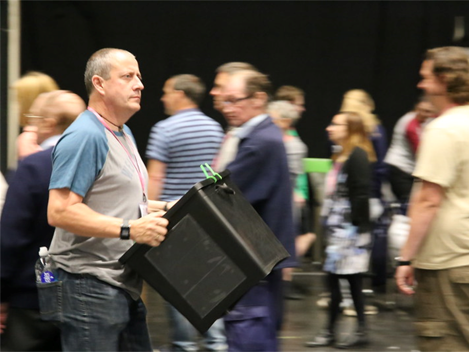 Dépouillement des votes lors d'élections générales à Coventry en 2017. Il ne s'agit pas ici de Budget participatif, mais bien d'une illustration.