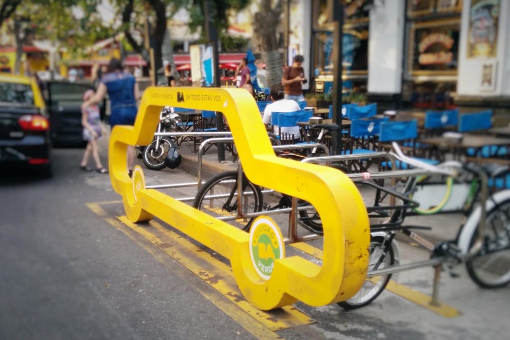 Plus de pistes cyclables, davantage d'équipements pour entretenir son vélo ou se garer, à l'image de cette station à Buenos Aires : le budget participatif donne l'opportunité d'exprimer ces aspirations. Photo : DR